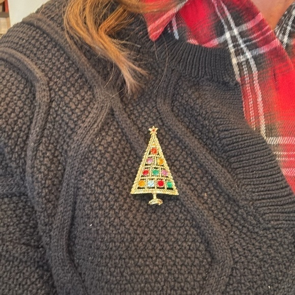 Vintage quality Christmas tree brooch adorned in shimmery stones - Picture 2 of 11